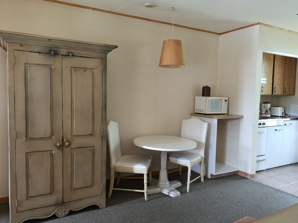 Room, 1 Queen Bed, Kitchenette (Pavilion) | Hypo-allergenic bedding, desk, soundproofing, iron/ironing board