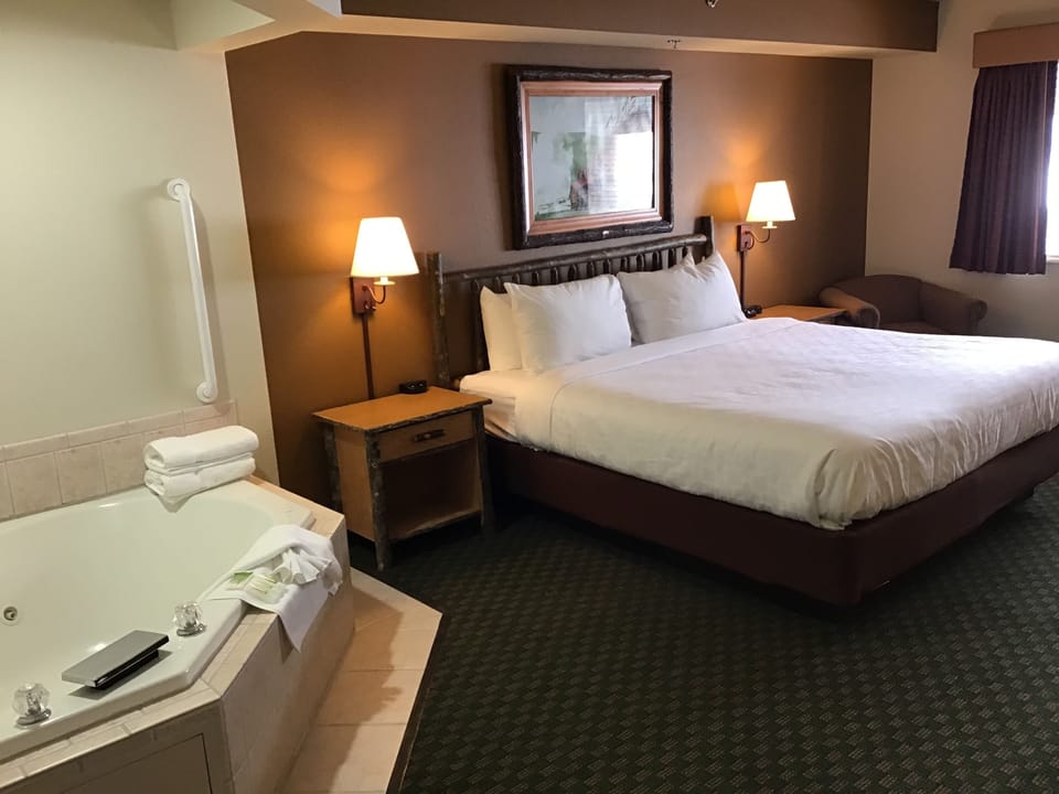 In-room safe, soundproofing, iron/ironing board, free WiFi