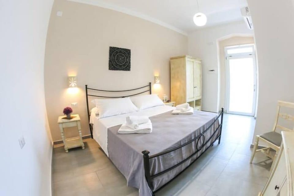 Deluxe Double Room | Hypo-allergenic bedding available, in-room safe, desk, laptop workspace