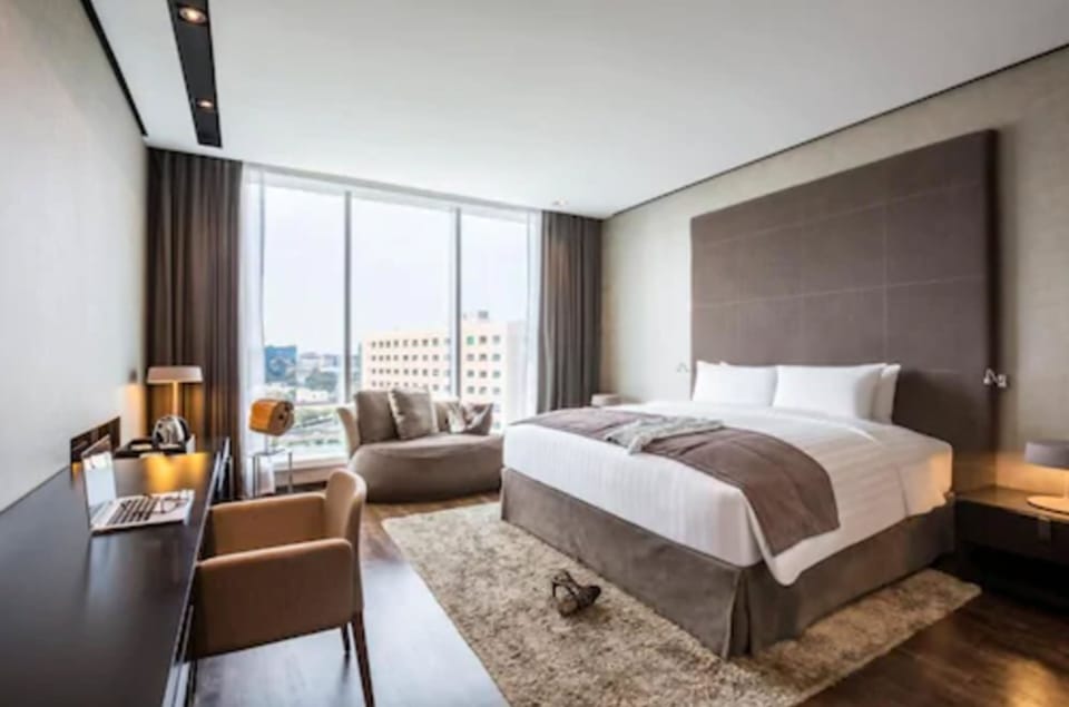 Premium bedding, down comforters, minibar, in-room safe