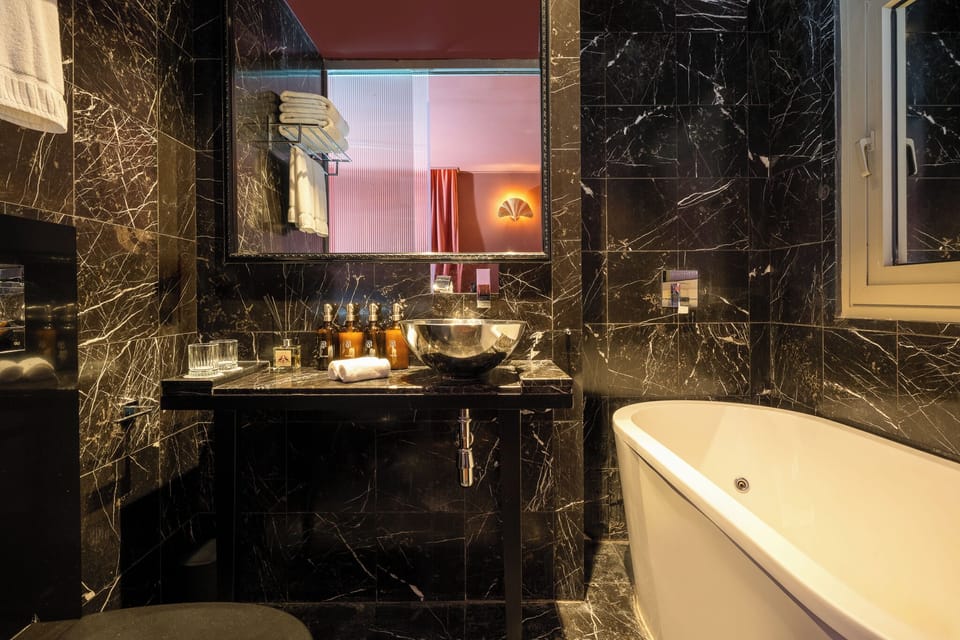 Deluxe Room, City View | Bathroom | Free toiletries, hair dryer, bathrobes, slippers