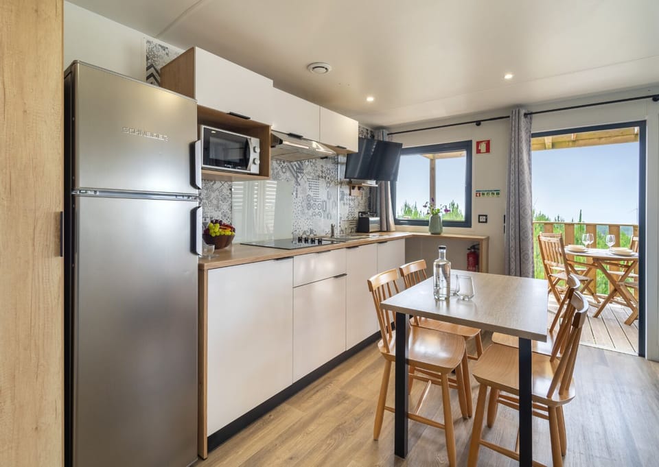 Panoramic Bungalow | Private kitchen | Fridge, microwave, stovetop, coffee/tea maker
