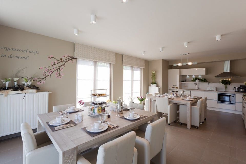 Breakfast (EUR 10 per person)