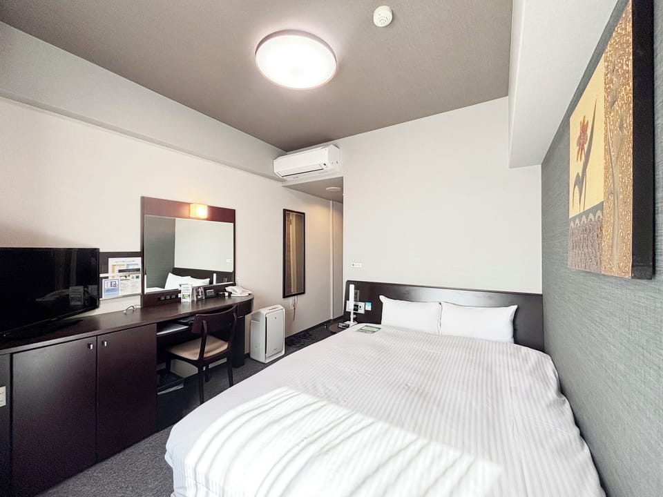 Desk, WiFi (free), bed sheets