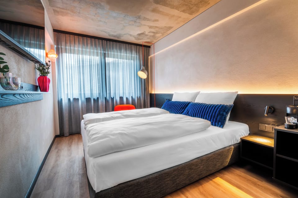 Hypo-allergenic bedding, minibar, in-room safe, desk