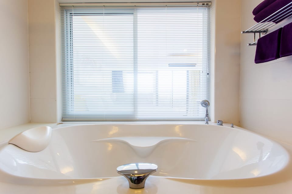 Studio Suite, 1 King Bed | Bathroom | Shower, rainfall showerhead, hair dryer, slippers