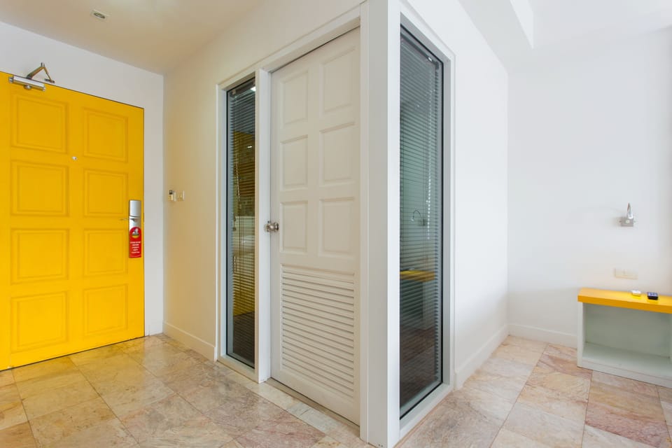 Deluxe Studio | Minibar, in-room safe, desk, blackout drapes