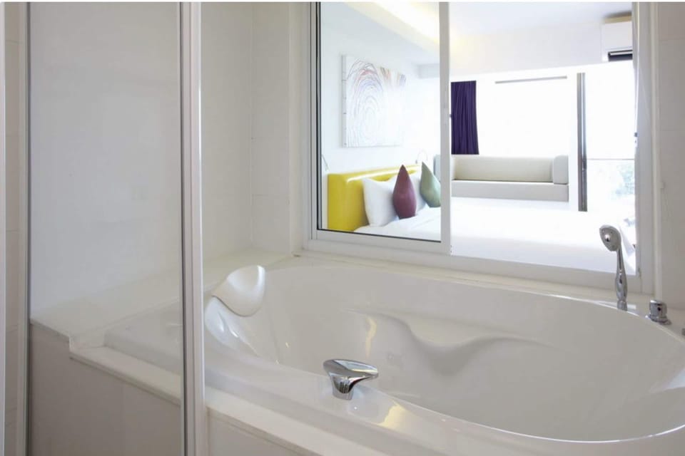 Studio Suite, 1 King Bed | Bathroom | Shower, rainfall showerhead, hair dryer, slippers