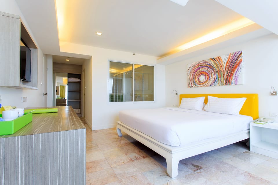 Studio Suite, 1 King Bed | Minibar, in-room safe, desk, blackout drapes