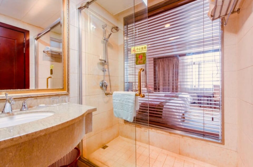 Deluxe Twin Room | Bathroom | Rainfall showerhead, designer toiletries, hair dryer, bathrobes