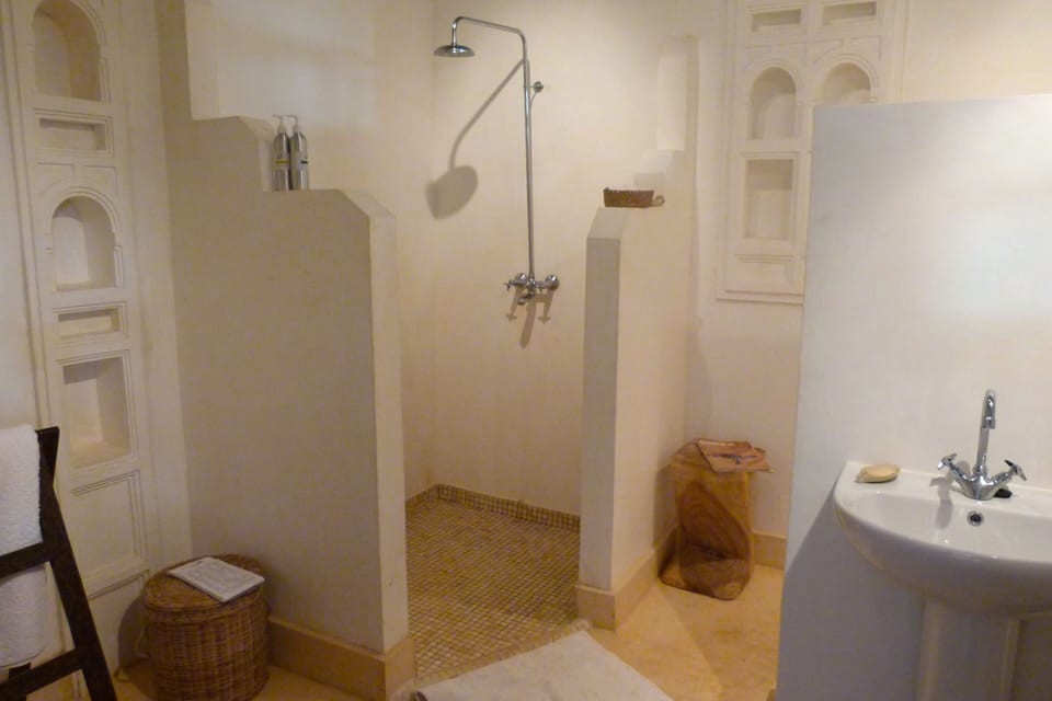 Shower, rainfall showerhead, free toiletries, hair dryer