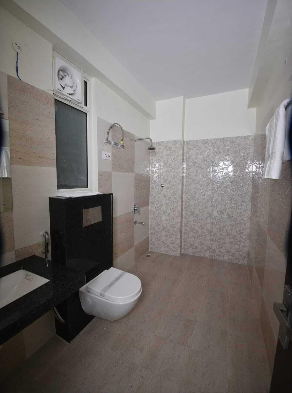 Family Triple Room | Bathroom | Shower, hydromassage showerhead, free toiletries, towels