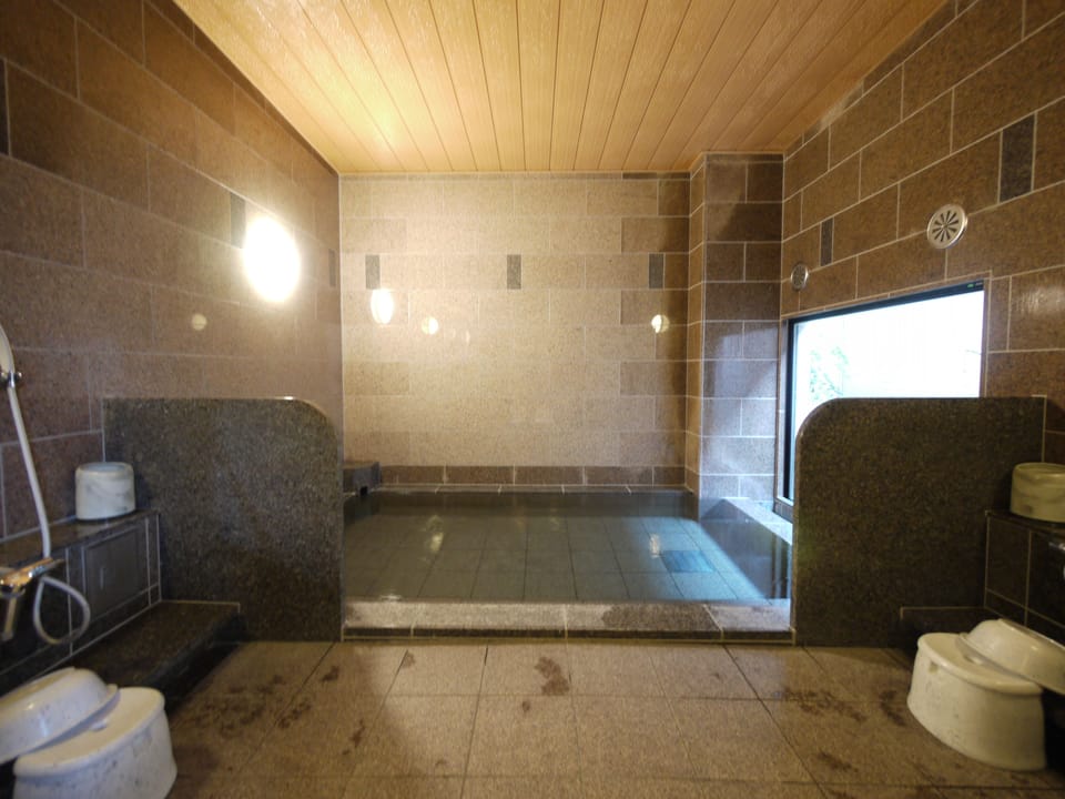 Indoor spa tub