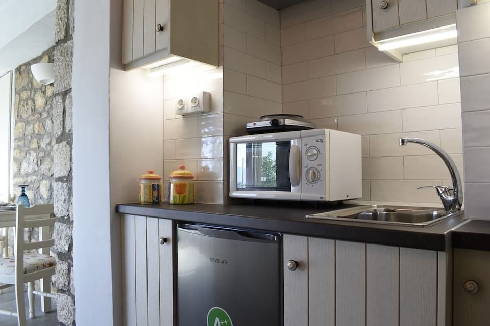 Studio | Private kitchenette | Fridge, microwave, stovetop, coffee/tea maker
