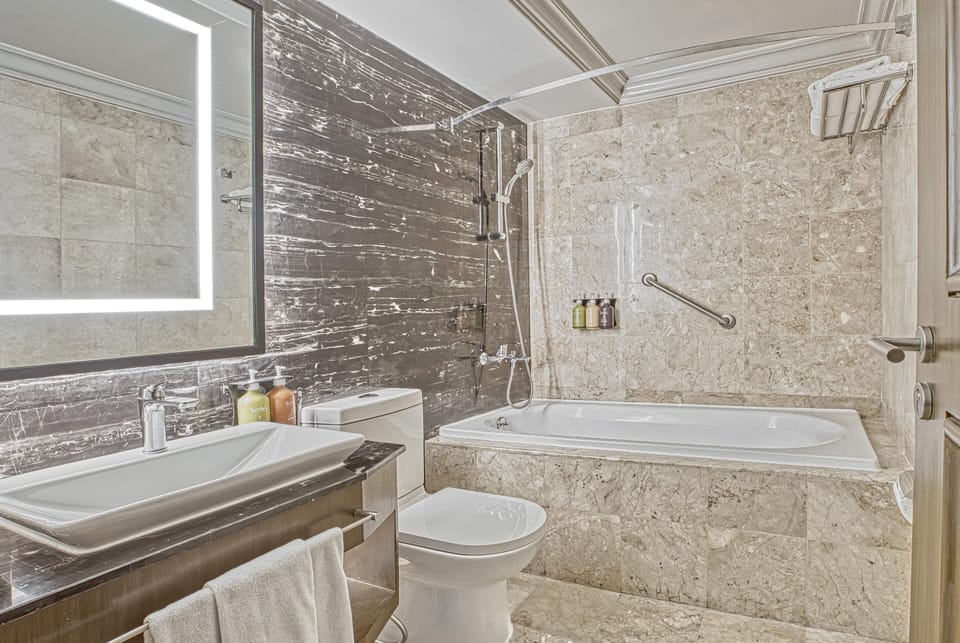 Combined shower/tub, deep soaking tub, free toiletries, hair dryer