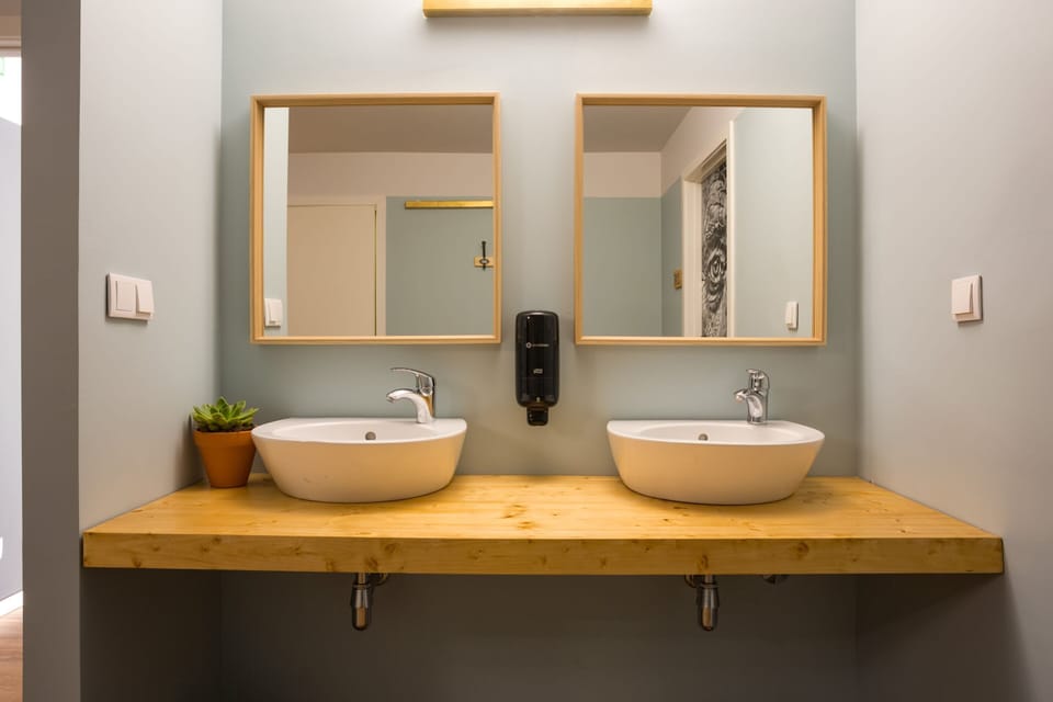 8-Bed Small Community Room | Bathroom | Shower, rainfall showerhead, free toiletries, towels