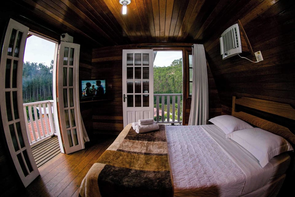 Minibar, in-room safe, bed sheets