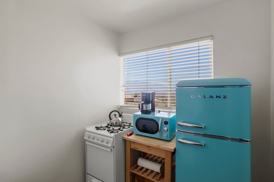 Premium Room, 1 King Bed, Mountain View | Hypo-allergenic bedding, individually furnished, laptop workspace