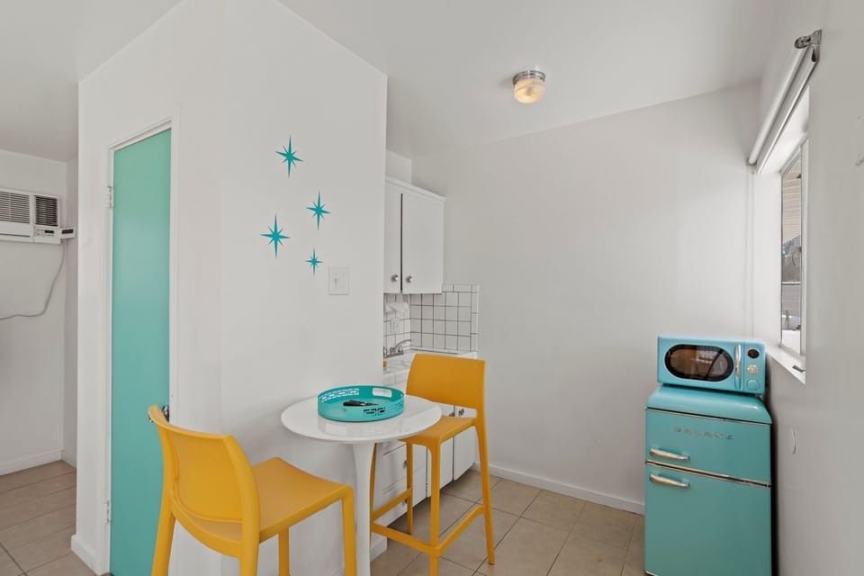 Standard Room, 1 King Bed, Pool View | Hypo-allergenic bedding, individually furnished, laptop workspace