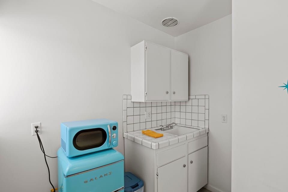 Standard Room, 1 King Bed, Pool View | Hypo-allergenic bedding, individually furnished, laptop workspace