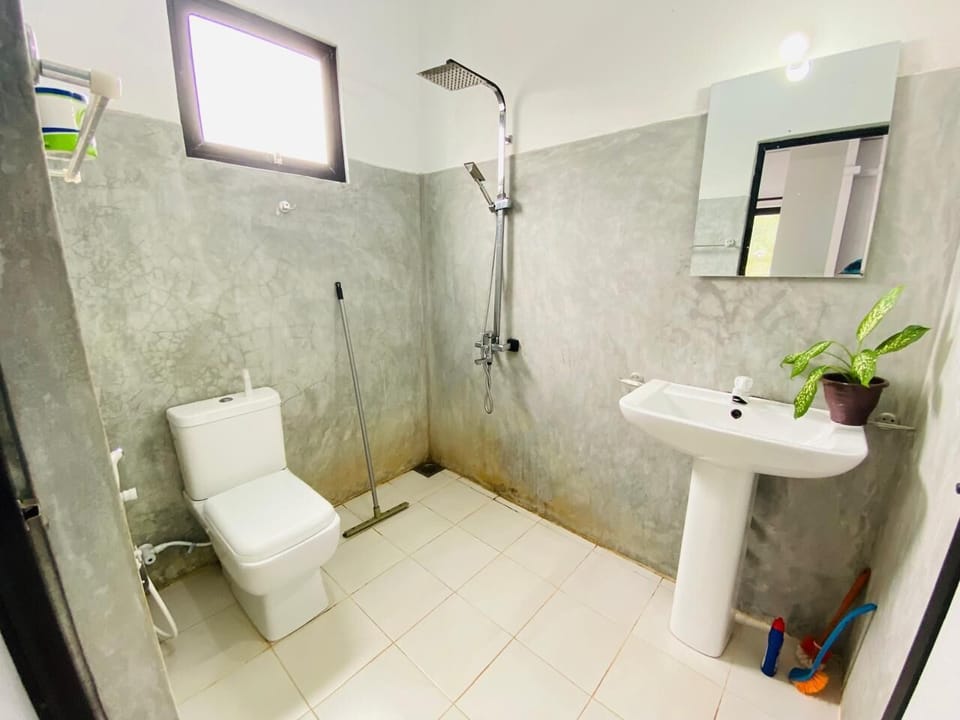 Double room with balcony | Bathroom | Shower, free toiletries, slippers, towels