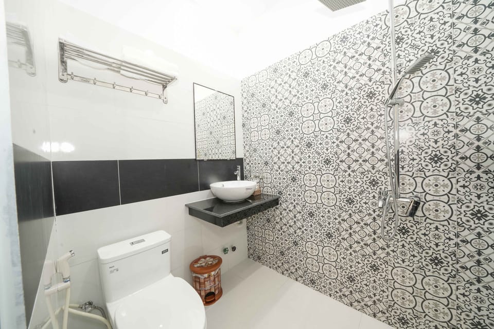 Shower, hair dryer, slippers, bidet