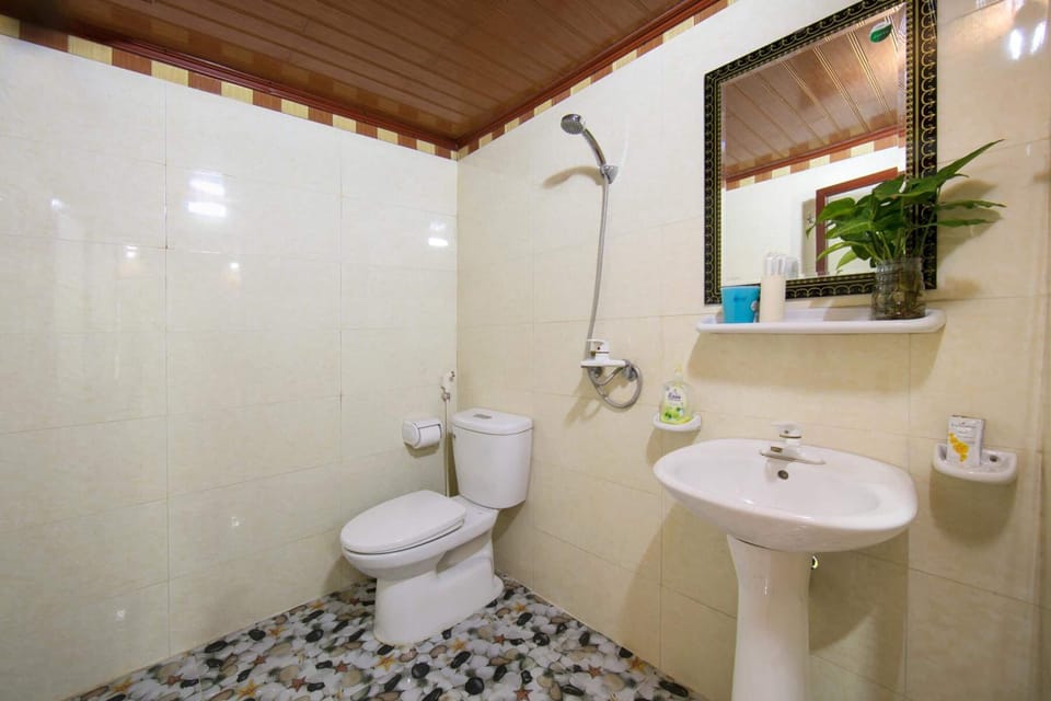 Shower, rainfall showerhead, free toiletries, hair dryer