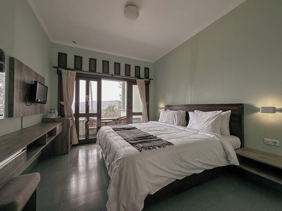 Deluxe Room | Bathroom | Shower, slippers, towels, soap