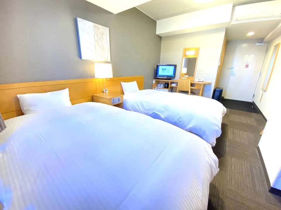 Twin Room, Smoking | Desk, free WiFi, bed sheets