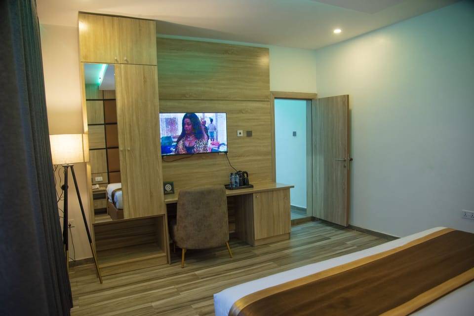 Premier Suite, 1 Bedroom, Executive Level | Premium bedding, down comforters, memory foam beds, in-room safe
