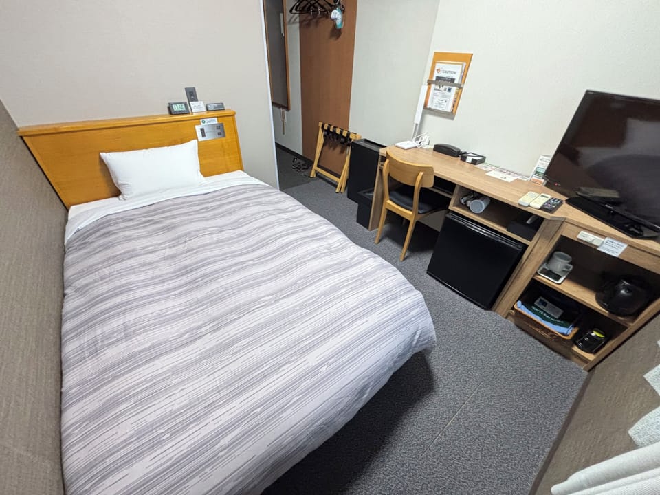 Single Room, 1 Large Twin Bed, Non Smoking | Desk, free WiFi, bed sheets