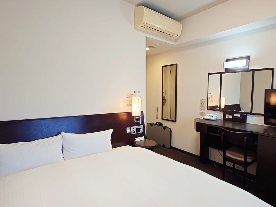 Desk, WiFi (free), bed sheets