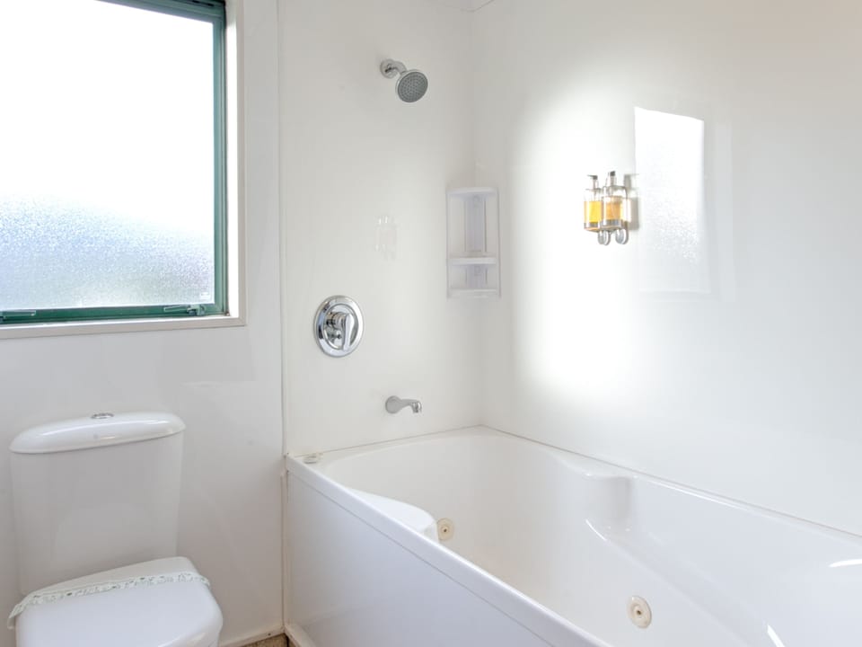 Family Room | Bathroom | Free toiletries, hair dryer, towels, soap