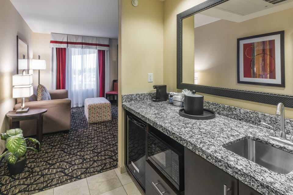 Basic Studio Suite, 1 King Bed, Non Smoking | Iron/ironing board, free WiFi, bed sheets, alarm clocks