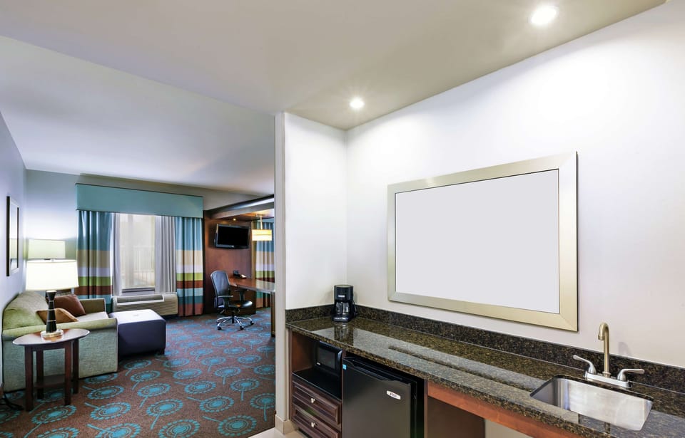 King studio suite | Living area | LCD TV