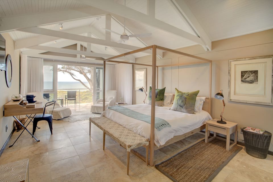 Honeymoon Suite | Minibar, in-room safe, individually decorated, individually furnished
