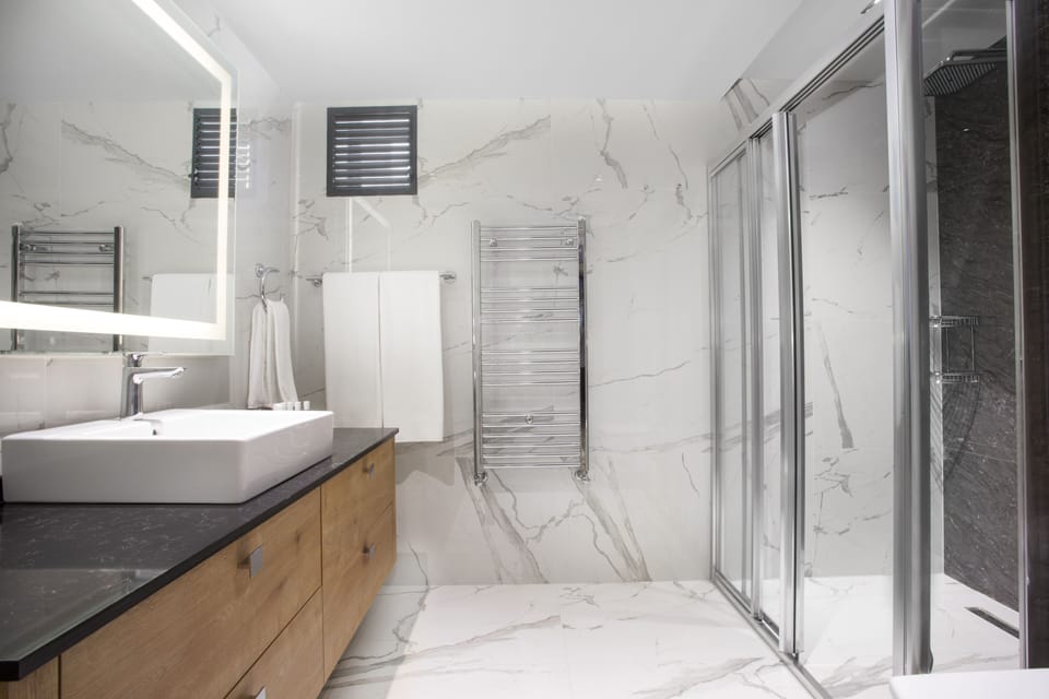 Garden Suite | Bathroom | Free toiletries, hair dryer, slippers, towels