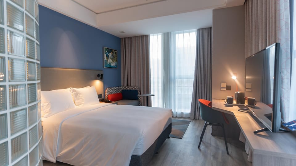 Standard Room, 1 King Bed, Accessible (1 Super King) | In-room safe, desk, blackout drapes, soundproofing