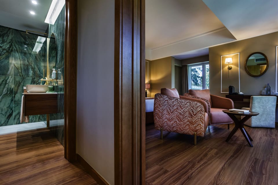 Junior Suite | Minibar, in-room safe, individually decorated, individually furnished