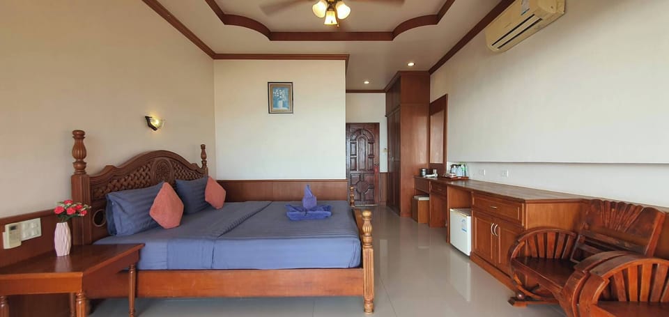 Superior Double Room, Sea View | Minibar, in-room safe, free WiFi, bed sheets