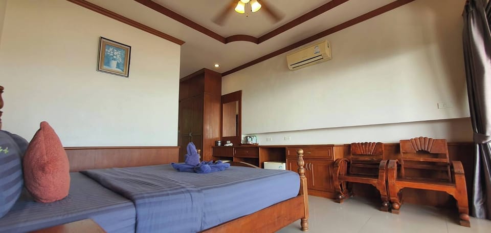 Superior Double Room, Sea View | Minibar, in-room safe, free WiFi, bed sheets