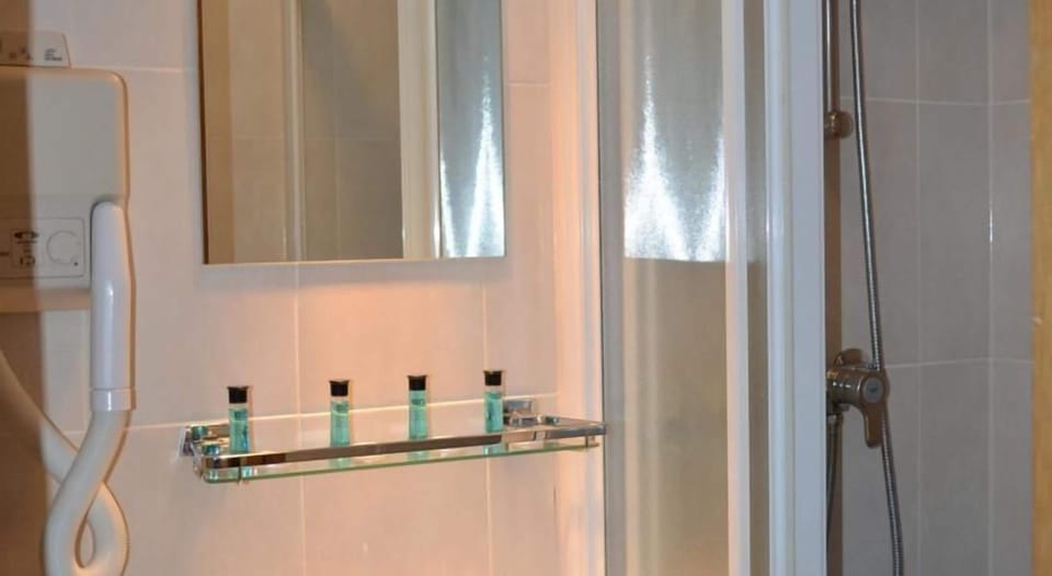 Basic Room, 1 Double Bed, Shared Bathroom | Bathroom | Shower, hair dryer, towels