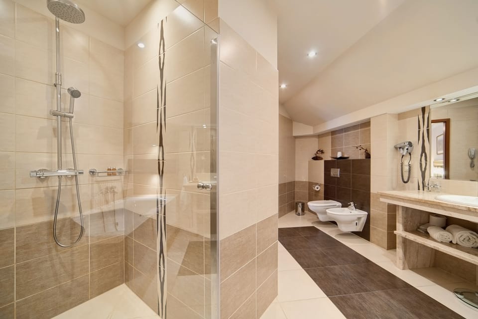 Standard Apartment | Bathroom | Shower, free toiletries, hair dryer, bathrobes