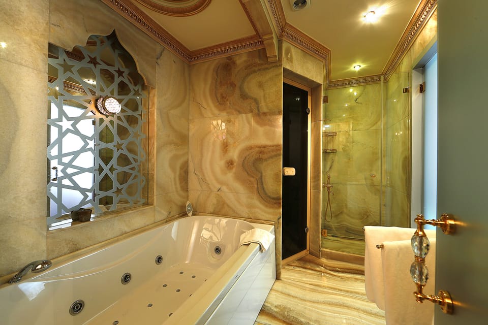 King Suite | Bathroom | Free toiletries, hair dryer, slippers, towels