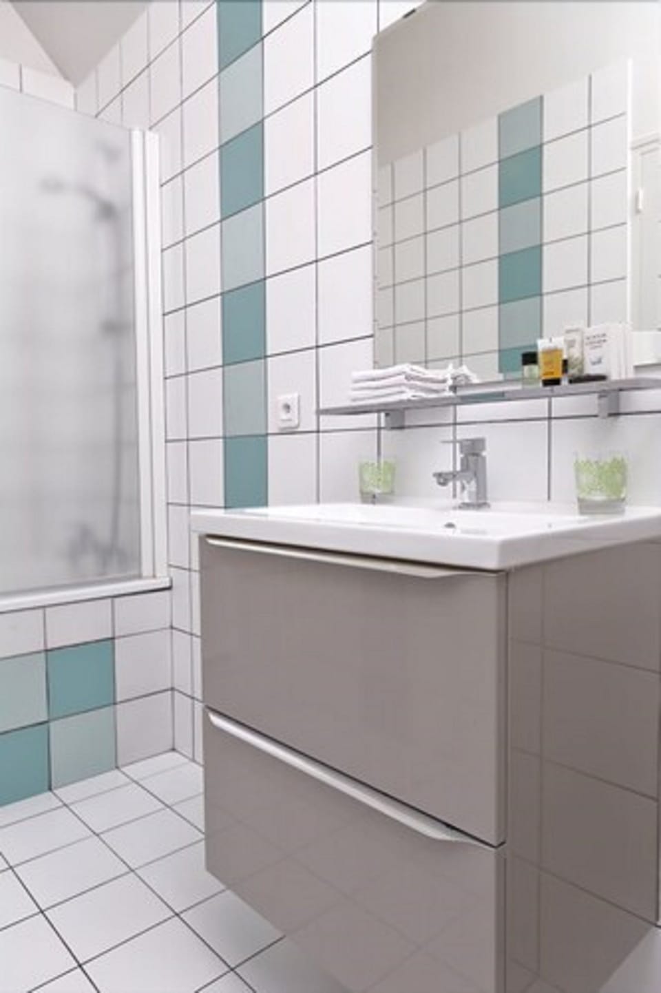 Combined shower/tub, deep soaking tub, free toiletries, hair dryer