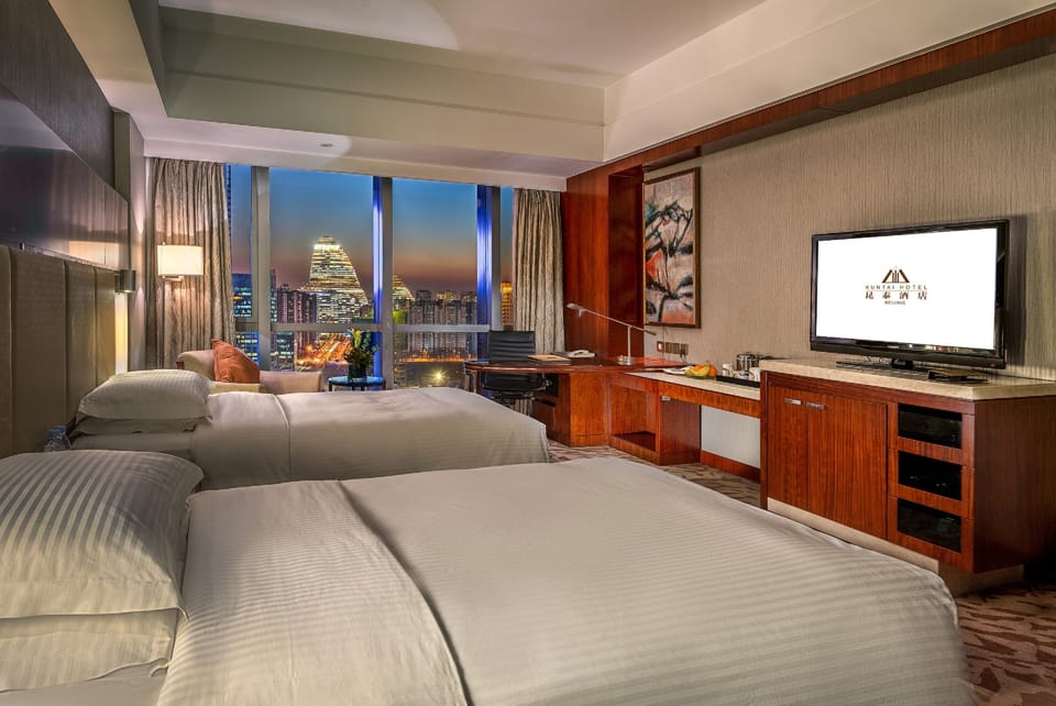 Deluxe Twin Room | Minibar, in-room safe, desk, blackout drapes