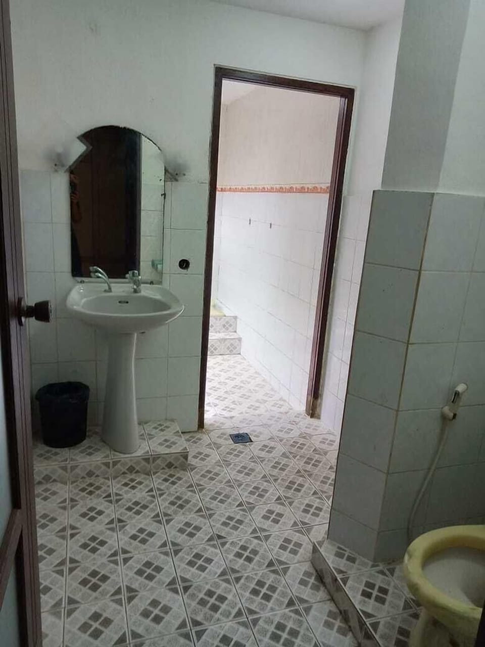 Family Suite | Bathroom | Rainfall showerhead, free toiletries, towels