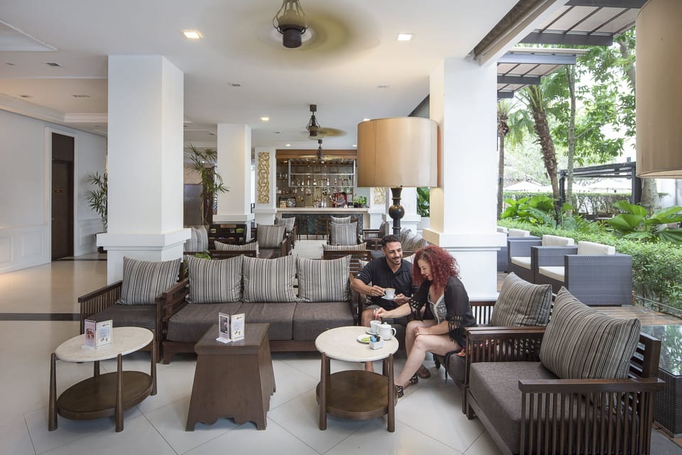 2 bars/lounges, swim-up bar, poolside bar