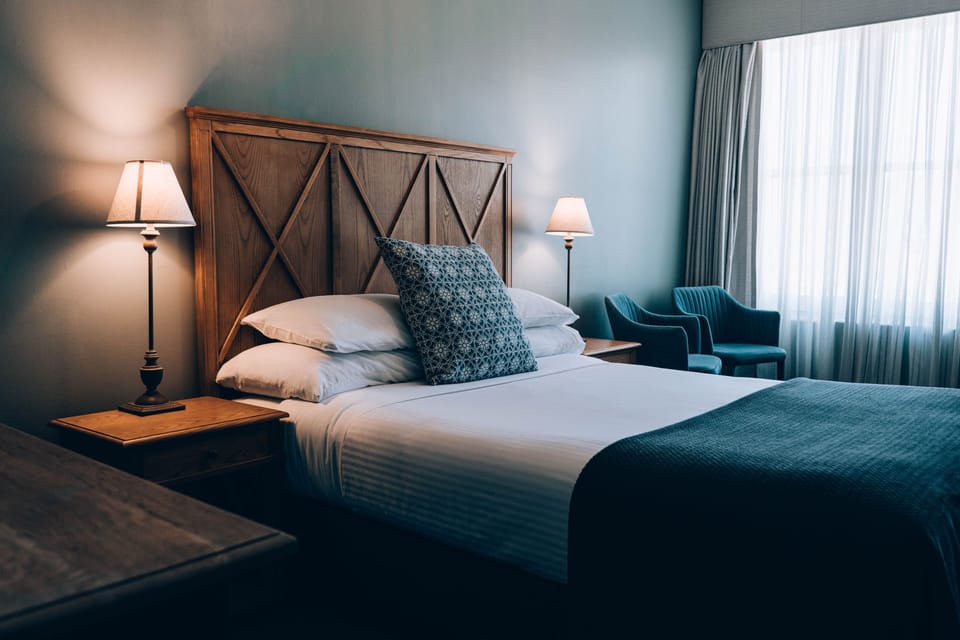 Heritage Queen | Minibar, WiFi (free), bed sheets
