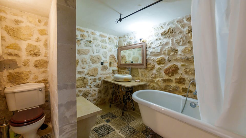 Afrodite House | Bathroom | Towels, soap, toilet paper